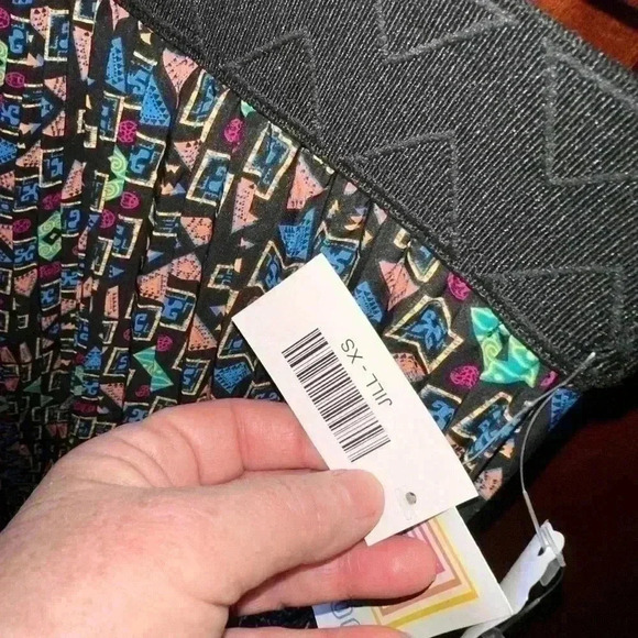 Lularoe XS black geometric pattern Jill pleated  midi skirt. NWT. Black band - Picture 4 of 5